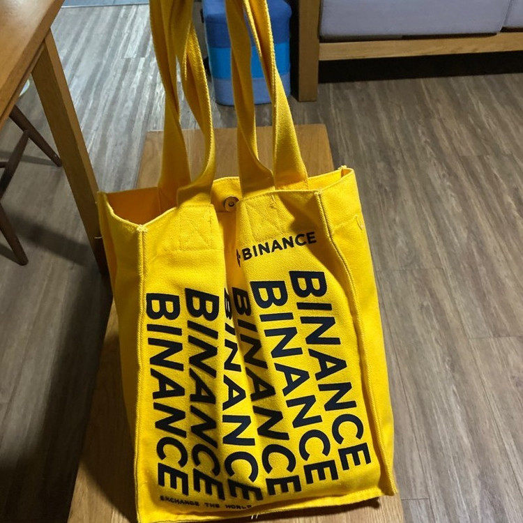 ساک دوشی پارچه ای بایننس مخصوص باشگاه تریدرهای حرفه ای Binance
